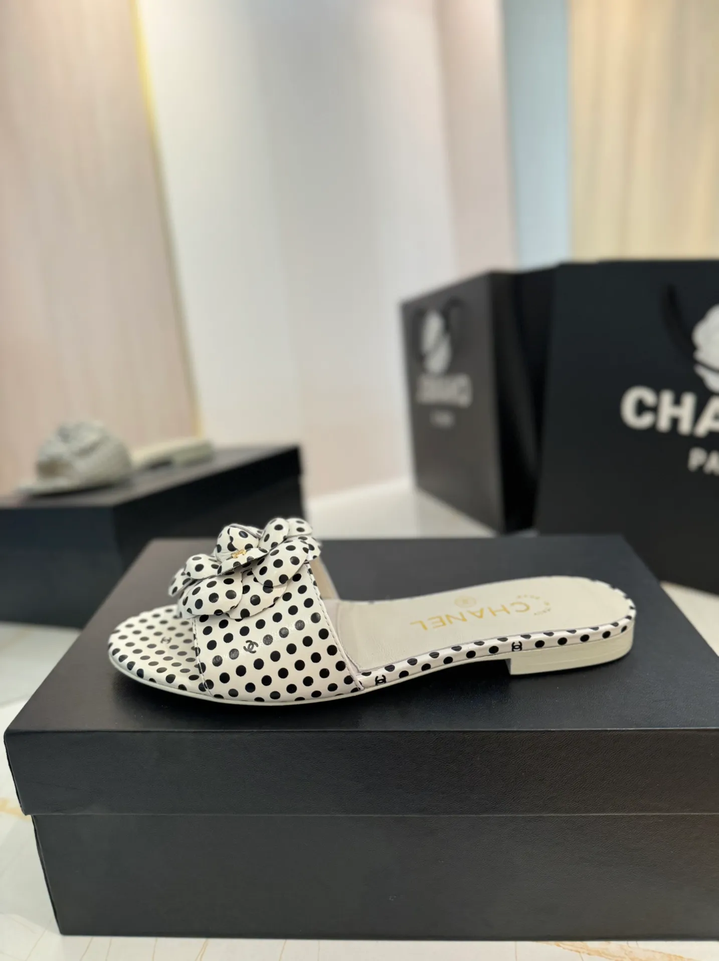 👟👟Ex-factory price 520👟👟 Purchasing agent Chanel 24C new spring and summer camellia hollow slippers series This season’s camellia series is really beautiful, with the usual elegant ladylike temperament of Grandma Xiang’s family, full of high-end sense! It’s very nice on the feet~ Whether worn barefoot or paired with skirts or trousers, it’s very versatile! Incomparably beautiful! Specially made of imported lambskin for the upper, mixed sheepskin for the lining, Italian grade A genuine leather outsole Size: #35-39 (40/41 customized)